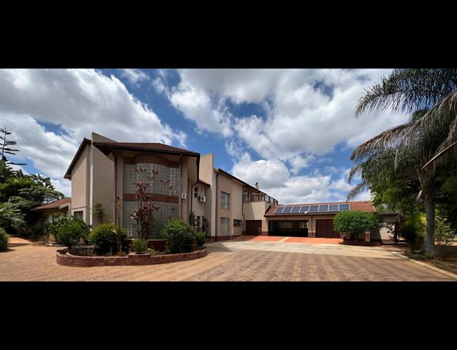 6 BEDROOM FREESTANDING FOR SALE IN BROADLANDS ESTATE